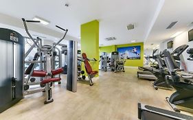 Cityscape Serenity: 10Th Floor Oasis Near City Airport, Excel & 02